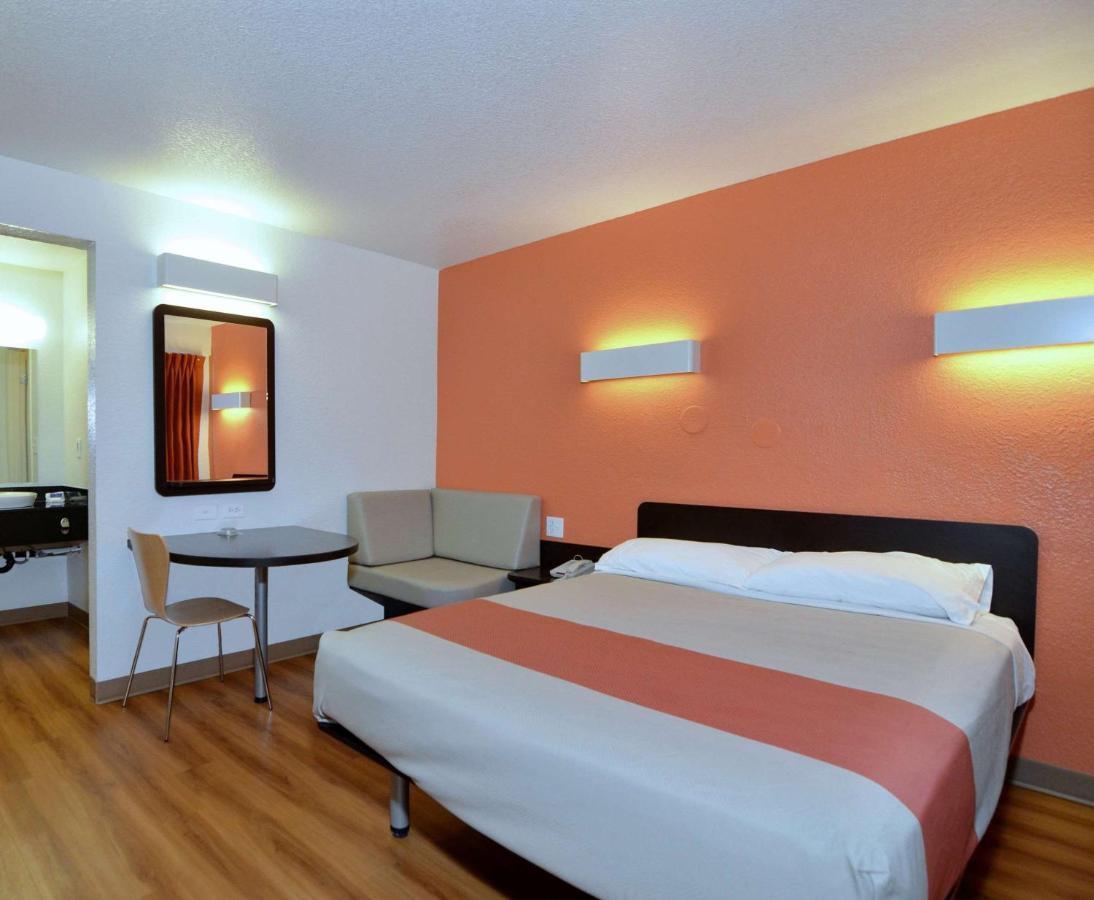 Motel 6-Laredo, TX - South Exterior foto
