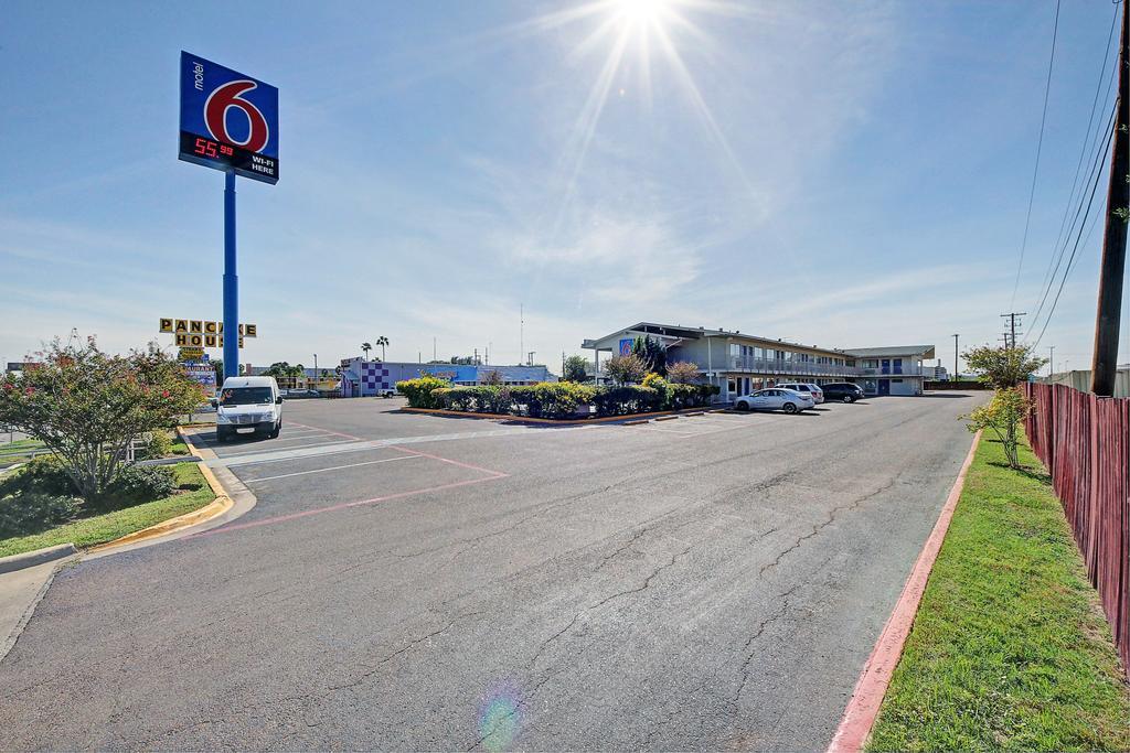 Motel 6-Laredo, TX - South Exterior foto